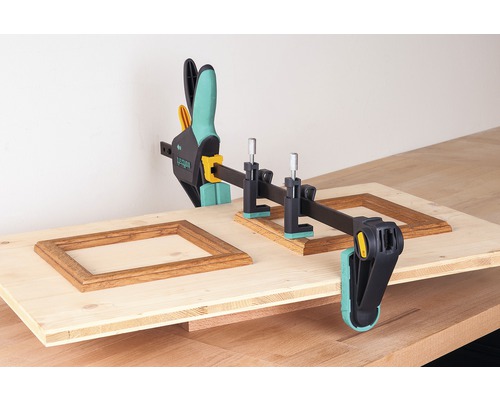Wolfcraft bandklem voor het lijmen van houten frames op een houten plank
