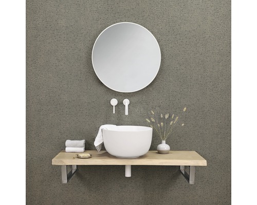 Badkamer met ronde spiegel, opzetwastafel, handdoeken en houten werkblad