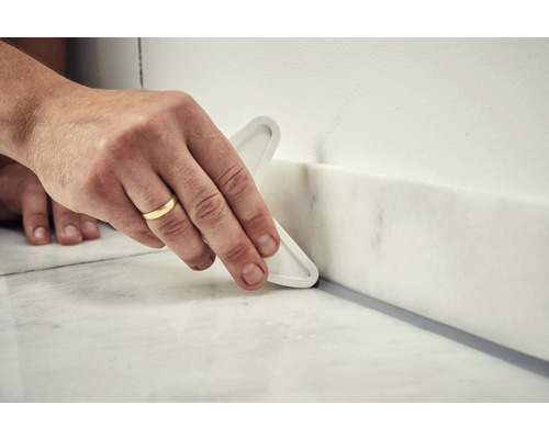 Aanbrengen van afdichtmiddel met een voeggereedschap.