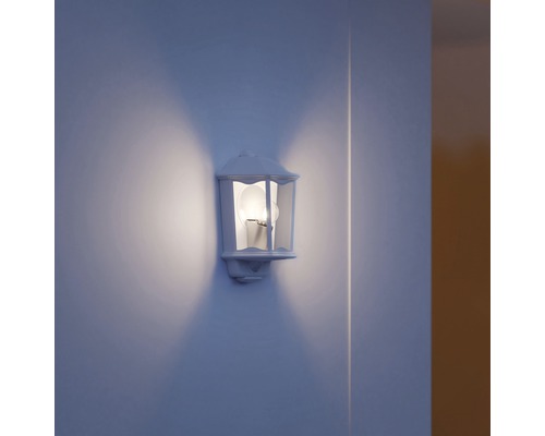 Witte buitenwandlamp met gloeilamp verlicht