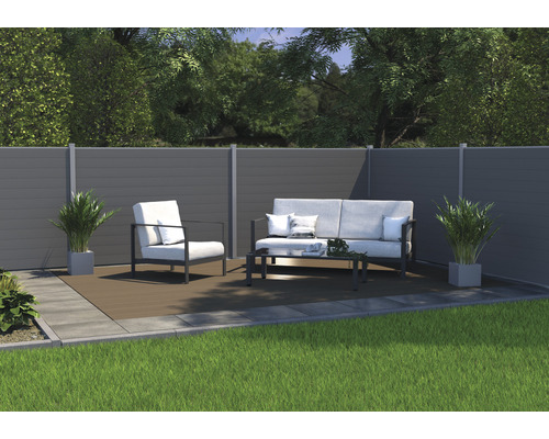 Tuinscene met hek, zithoek en planten