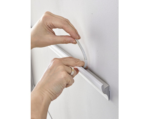 Sierlijst met tape aan de muur bevestigen