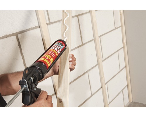 Bison Polymax montagekit toepassing tussen houten latten en stenen muur