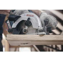 Bosch Logo. Accu handcirkelzaag in gebruik bij het zagen van hout.