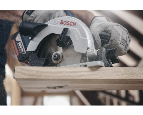 Bosch Logo. Accu handcirkelzaag in gebruik bij het zagen van hout.