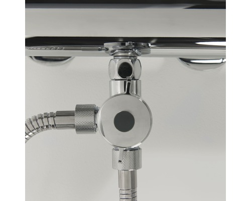 Detail van een douchearmatuur met aansluiting voor een doucheslang.