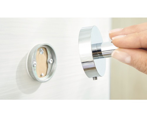 Installatie van een ronde metalen kledinghaak