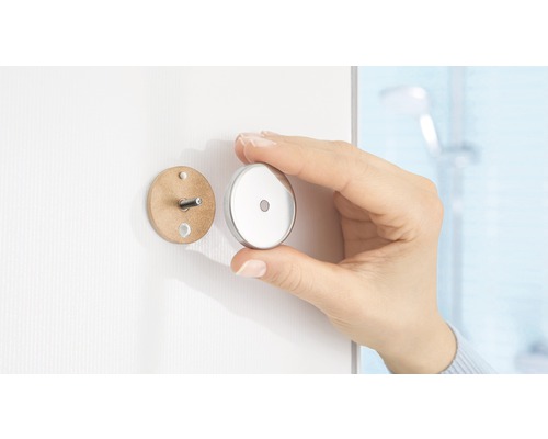 Magnetische deursluiting met montageplaat en tegenstuk in de hand