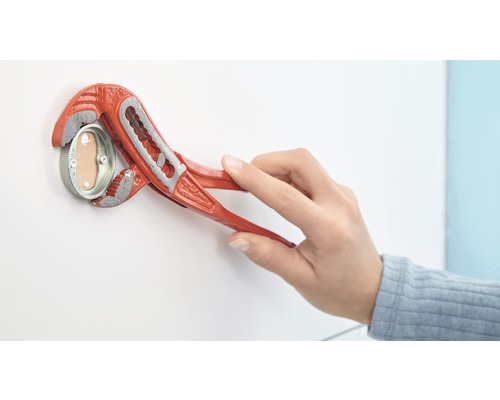 Installatiedoos wordt gemonteerd met een pijptang.