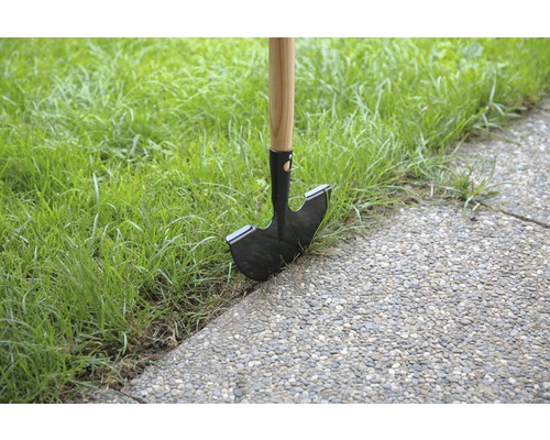 Grasrandsteker met houten handvat en stalen blad in het gras