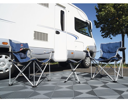 Camping met twee campingstoelen, kruk en camper op tegels