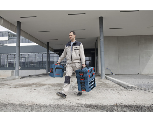Ambachtsman draagt Bosch gereedschapskoffer