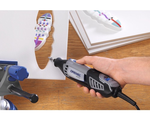 Dremel 4000 multifunctioneel gereedschap in gebruik bij het bewerken van een werkstuk.