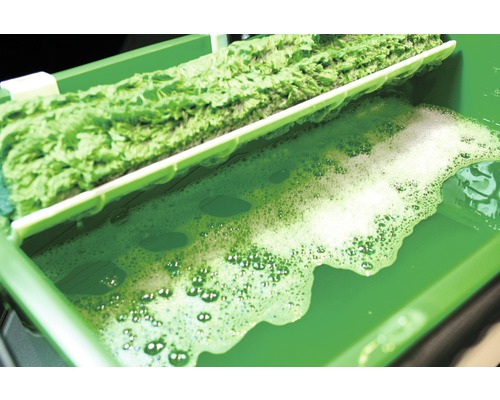 Raamwisser met water en zeep in emmer