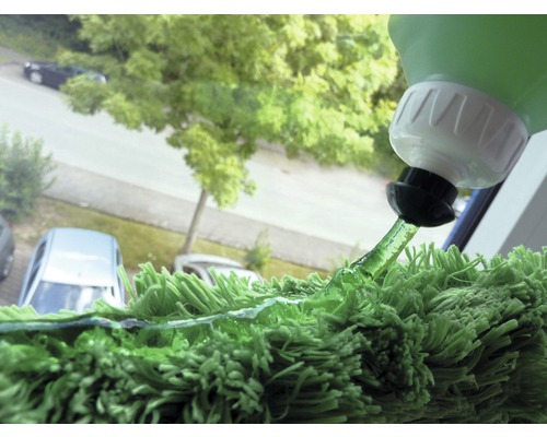 Reinigingsmiddel wordt op een plumeau gegoten