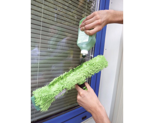 Raamreiniging met raamwisser en reinigingsmiddel