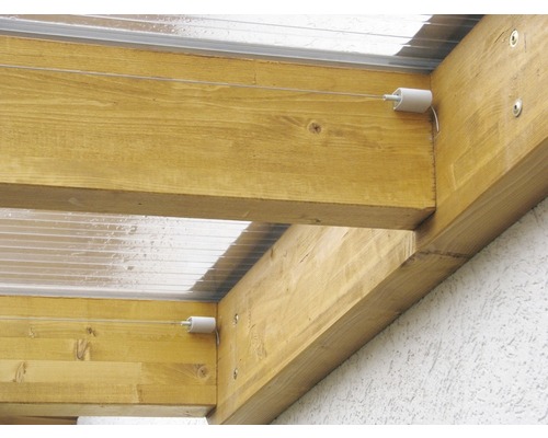 Detailopname van een houten terrasoverkapping met zonwering met gespannen kabels