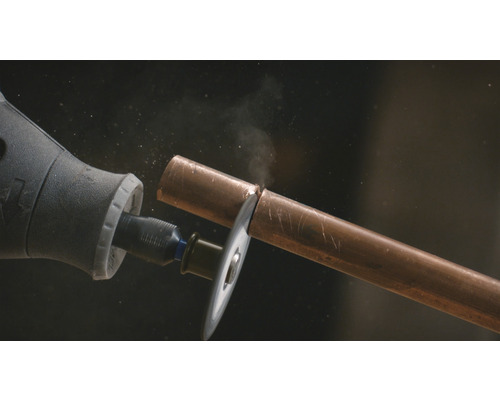 Multifunctioneel gereedschap snijdt koperen buis door