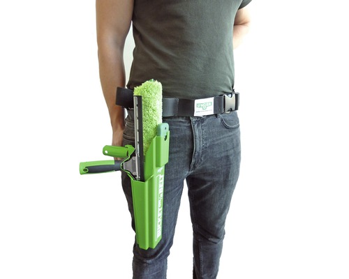 Persoon met glazenwassersgordel met dweil, wisser en emmer-aan-gordel houder