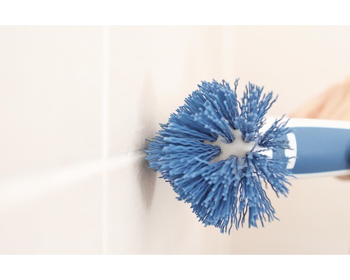 Toiletborstel bij het reinigen van voegen