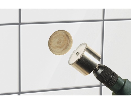 Tegelgatzaag boort gat in tegel