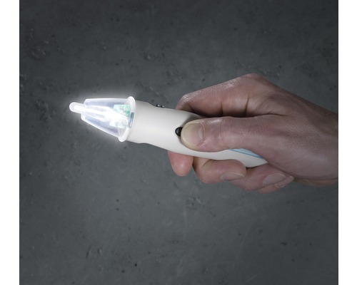 Hand houdt een oplichtende spanningstester vast