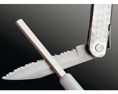 Mes met gekartelde rand en wetstaaf