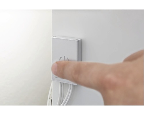 Vinger drukt op lichtschakelaar