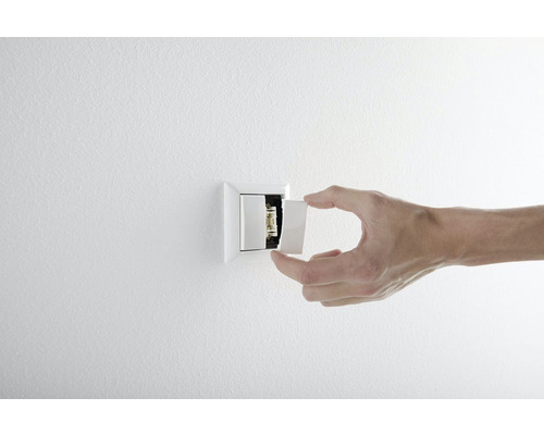 Installatie van een lichtschakelaar in een muur