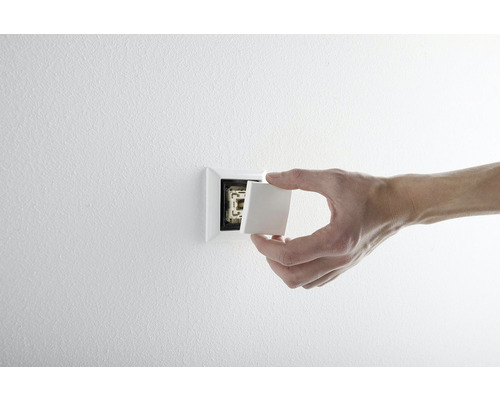 Installatie van een lichtschakelaar in een heldere ruimte