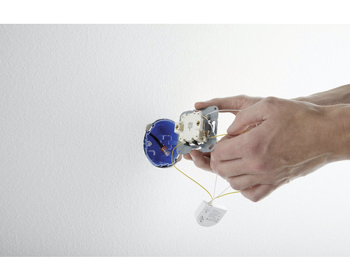Installatie van een draadloze lichtschakelaar op een wandcontactdoos