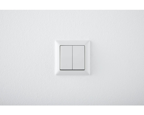 Witte dubbele lichtschakelaar aan een muur