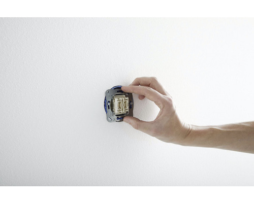Installatie van een lichtschakelaar op een muur.