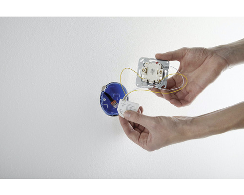 Installatie van een lichtschakelaar met een schakelinzetstuk en een inbouwdoos
