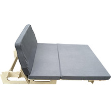 Uitgeklapte slaapbank met houten frame en grijze bekleding