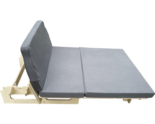 Uitgeklapte slaapbank met houten frame en grijze bekleding