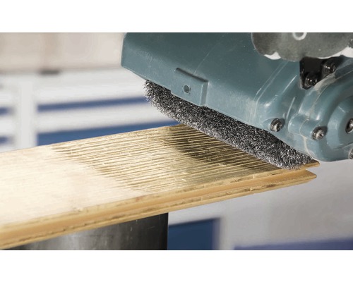 Borstelmachine bewerkt een houten plank