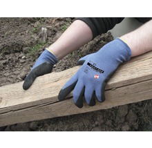 Handen met tuinhandschoenen houden een houten plank vast