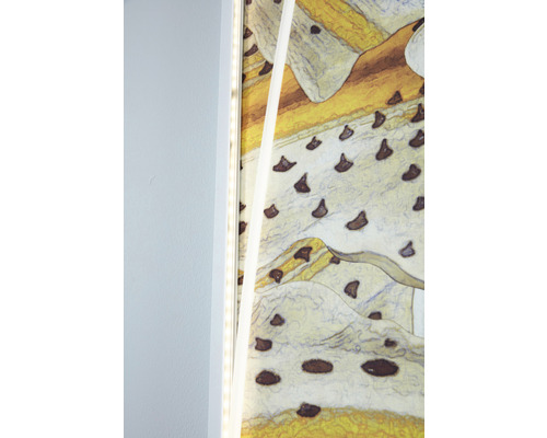 Detailweergave van een muur met ledstrips en decoratief behang.