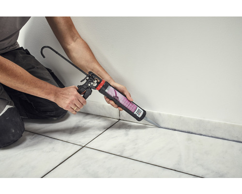 Voegen met kitpatroon tussen wand en vloertegels