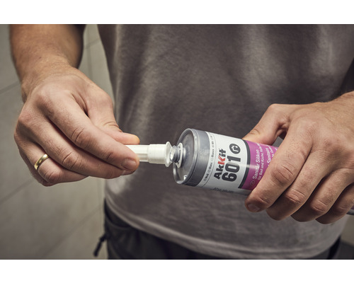 Gebruiker bevestigt de punt van een patroon sanitair siliconenkit