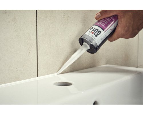 Sanitair siliconen aanbrengen op een bad met een patroon