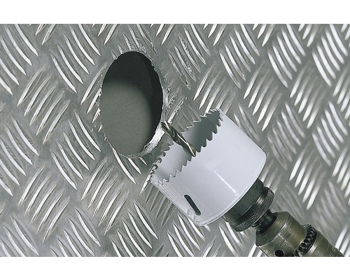 Gatenzaag boort gat in metalen plaat