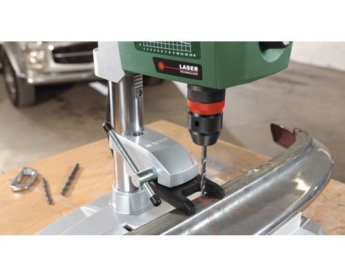 Tafelboormachine tijdens het boren van metaal