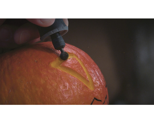 Persoon snijdt pompoen met een multifunctioneel gereedschap