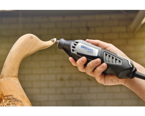 Dremel 4000 multifunctioneel gereedschap bij het houtbewerken van een eendenfiguur