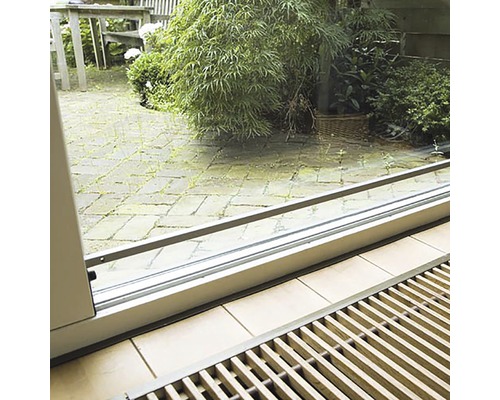 Uitzicht door een terrasdeur op een terras met planten