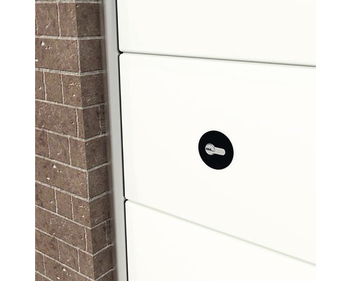 Detailopname van een witte garagedeur met slot