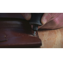 Close-up van ambachtslieden die met een multifunctioneel gereedschap aan een werkstuk werken