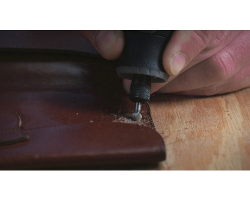 Close-up van ambachtslieden die met een multifunctioneel gereedschap aan een werkstuk werken